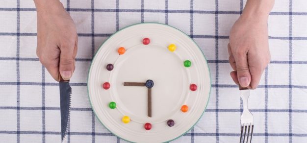 eating-time_1112-295 How to Maintain A Healthy Lifestyle With Diabetes - eat a regular mealtimes | BookDoc